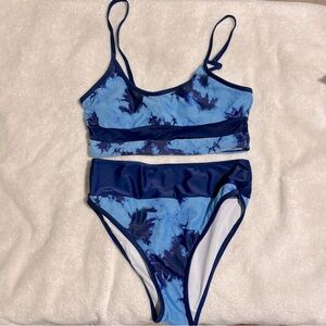 Cute medium swimsuit! Comes with top and bottom!